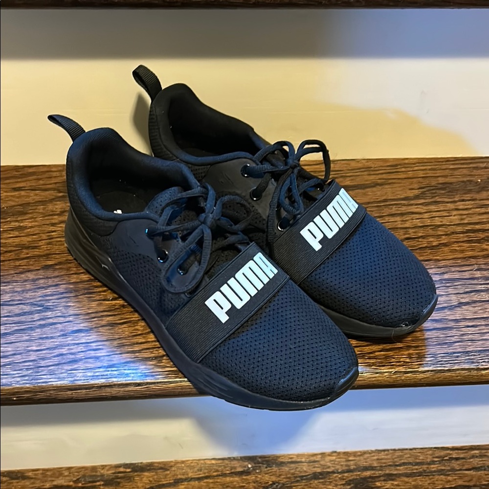 Puma Black Sneakers Modern Athletic Design